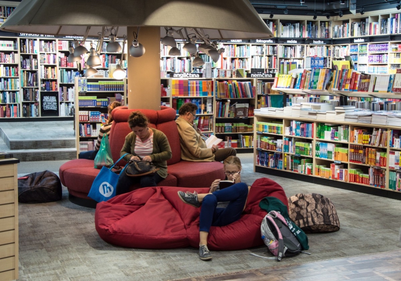 vitrine-COLLOBRIERES-min_books_bookstore_book_reader_readers_reading_shop_sale_books-849006