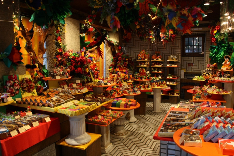 vitrine-COLLOBRIERES-min_candy_store_chocolate_shop_chocolate_switzerland-393515