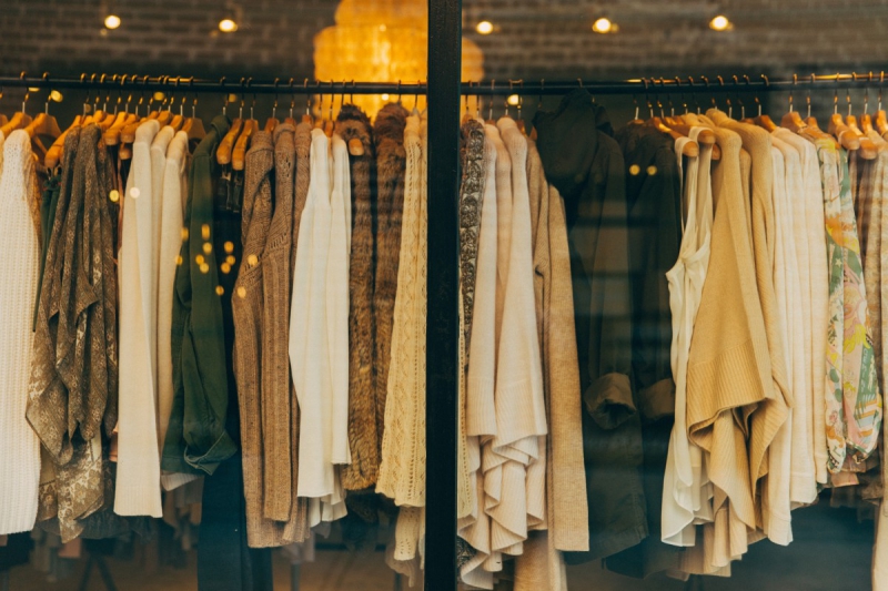 vitrine-COLLOBRIERES-min_clothe_fashion_store_shop_window_store_front-21277
