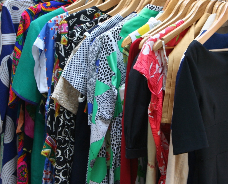 vitrine-COLLOBRIERES-min_dresses_apparel_clothing_clothes_clothes_hangers_wooden_hangers_retail_shop_closet-1149845