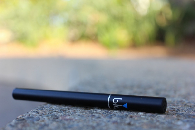vitrine-COLLOBRIERES-min_e_cigarette_vaping_blu_cigs_blu_electronic_cigarette_tobacco_cigarette_smoke-637061